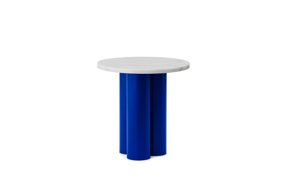 Beistelltisch Dit von Normann Copenhagen mit runder Tischplatte aus Stein in Sand Travertine Light, getragen von drei zylindrischen Stahlbeinen.