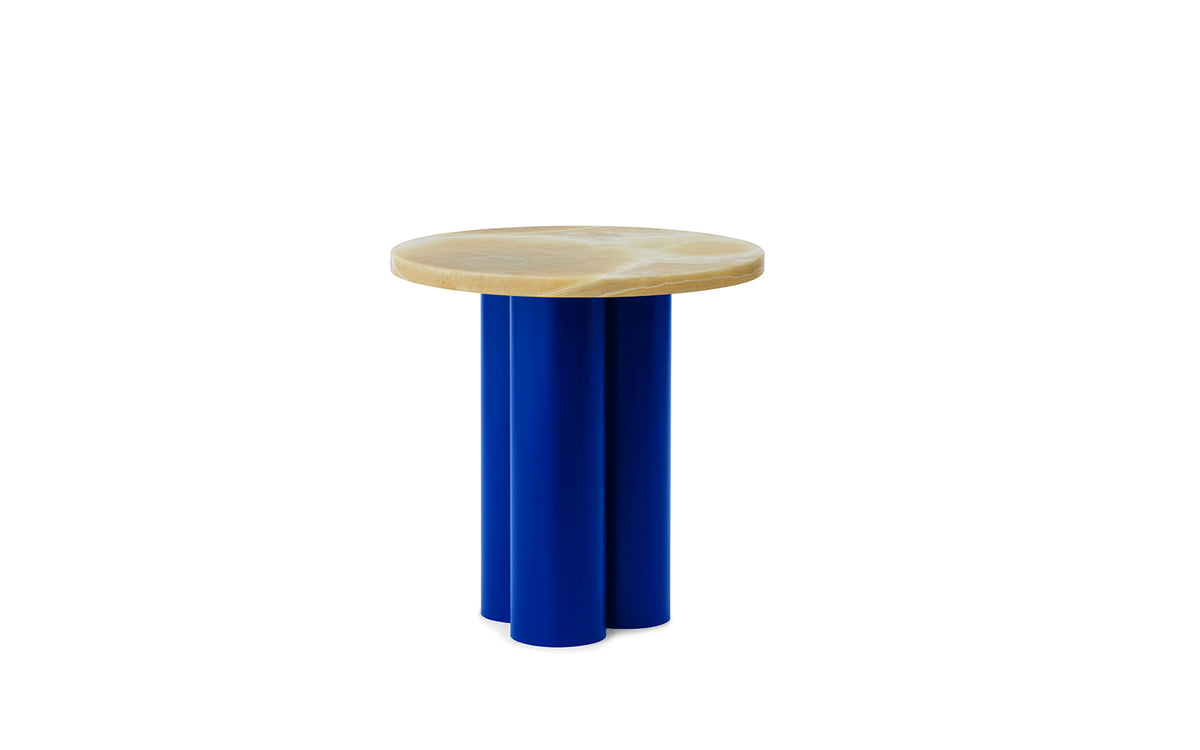 Beistelltisch Dit von Normann Copenhagen mit runder Tischplatte aus Stein in Sand Travertine Light, getragen von drei zylindrischen Stahlbeinen.
