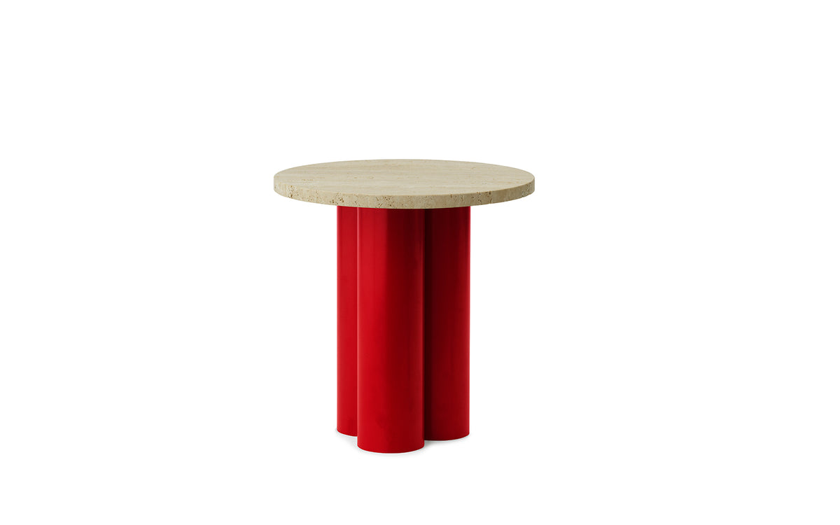 Beistelltisch Dit von Normann Copenhagen mit runder Tischplatte aus Stein in Sand Travertine Light, getragen von drei zylindrischen Stahlbeinen.
