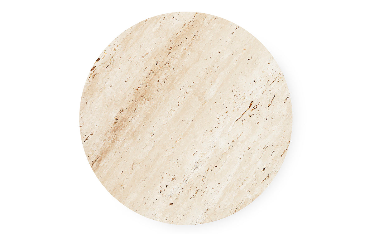Beistelltisch Dit von Normann Copenhagen mit runder Tischplatte aus Stein in Sand Travertine Light, getragen von drei zylindrischen Stahlbeinen.