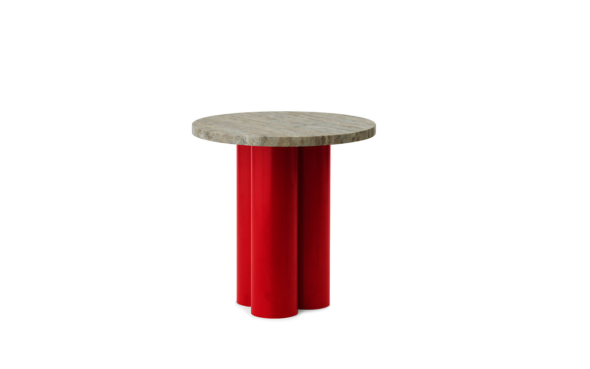 Beistelltisch Dit von Normann Copenhagen mit runder Tischplatte aus Stein in Sand Travertine Light, getragen von drei zylindrischen Stahlbeinen.