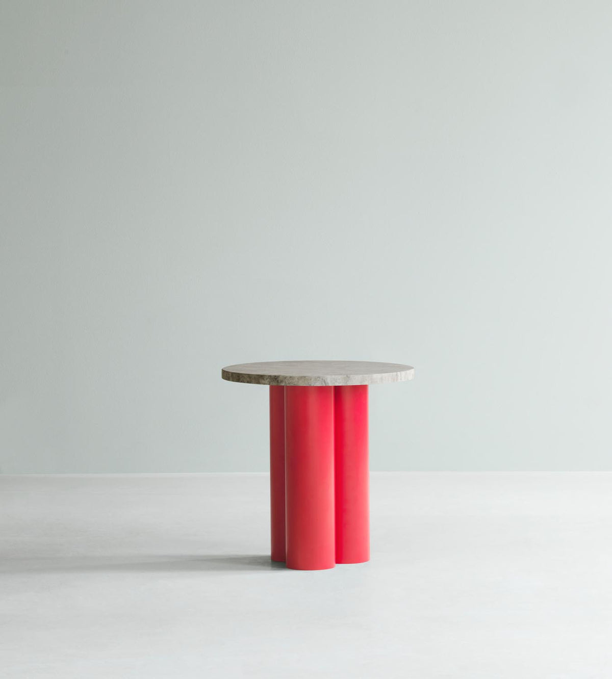 Beistelltisch Dit von Normann Copenhagen mit runder Tischplatte aus Stein in Sand Travertine Light, getragen von drei zylindrischen Stahlbeinen.