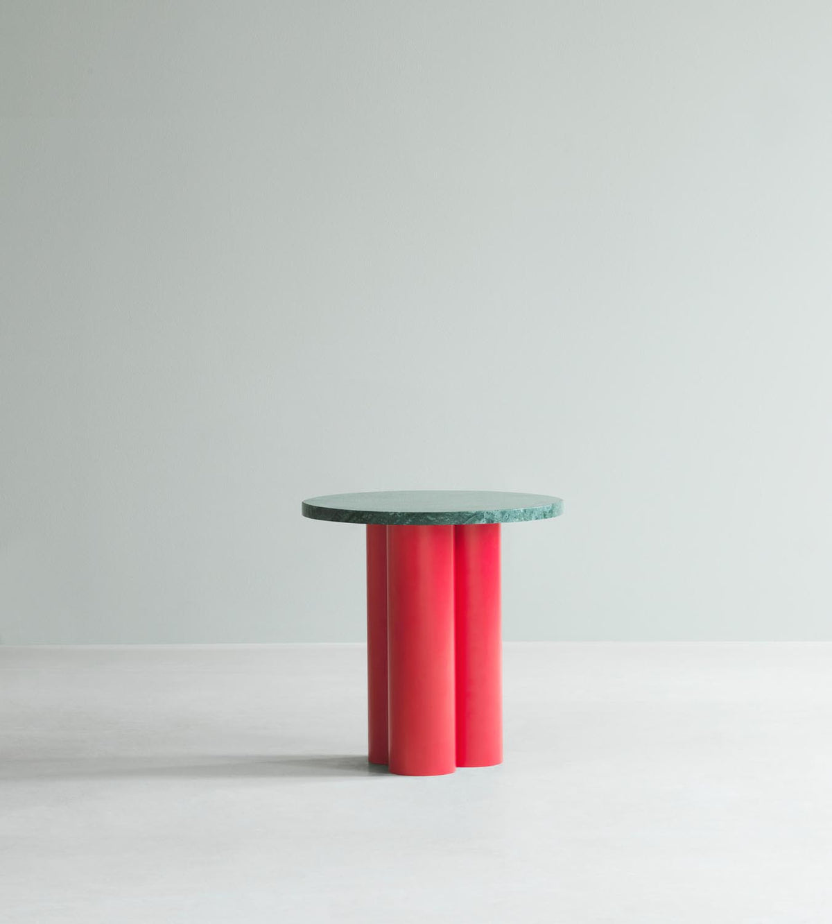 Beistelltisch Dit von Normann Copenhagen mit runder Tischplatte aus Stein in Sand Travertine Light, getragen von drei zylindrischen Stahlbeinen.