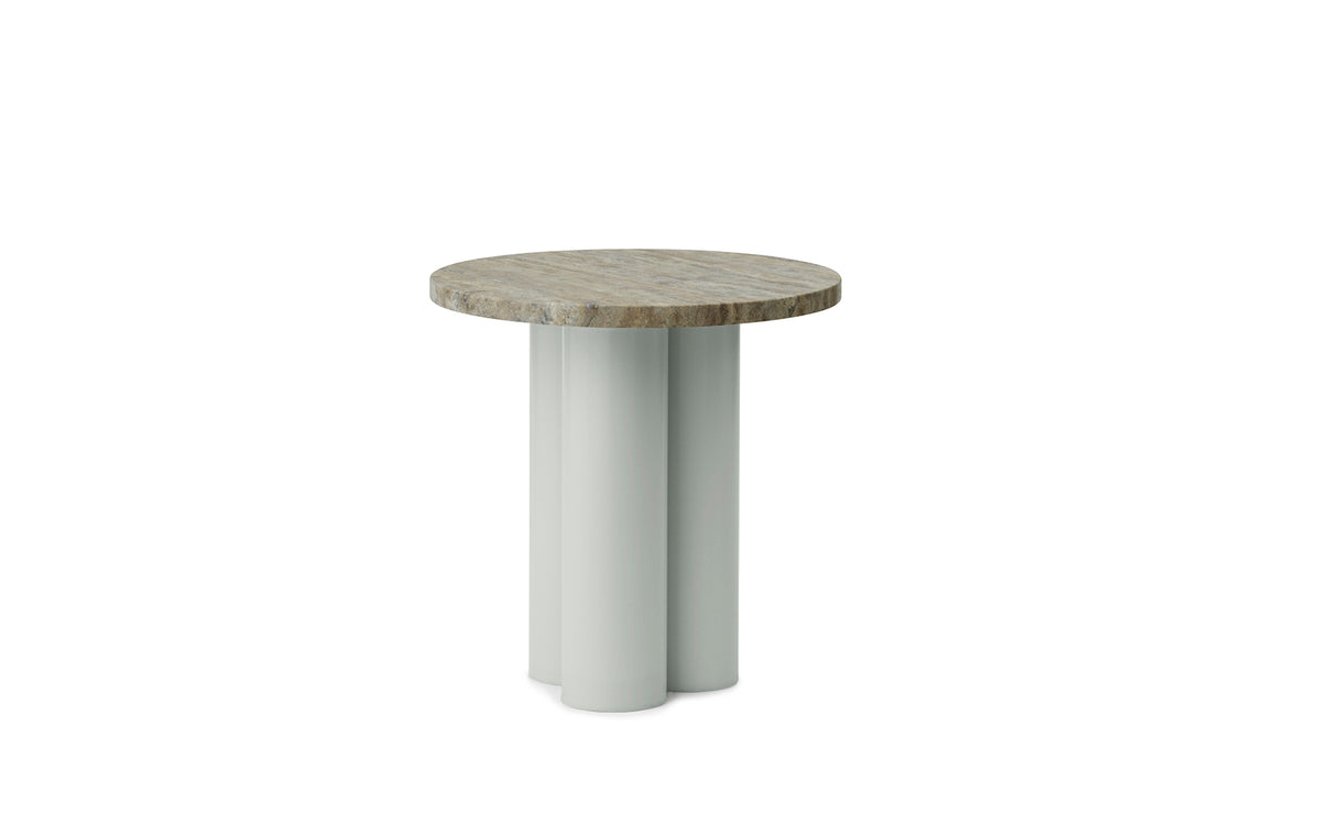 Beistelltisch Dit von Normann Copenhagen mit runder Tischplatte aus Stein in Sand Travertine Light, getragen von drei zylindrischen Stahlbeinen.