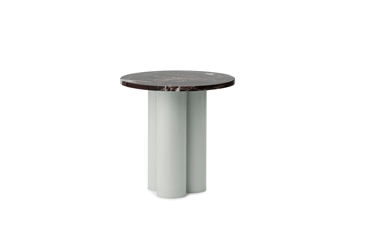 Beistelltisch Dit von Normann Copenhagen mit runder Tischplatte aus Stein in Sand Travertine Light, getragen von drei zylindrischen Stahlbeinen.