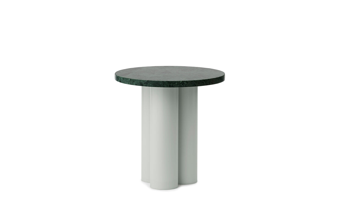Beistelltisch Dit von Normann Copenhagen mit runder Tischplatte aus Stein in Sand Travertine Light, getragen von drei zylindrischen Stahlbeinen.