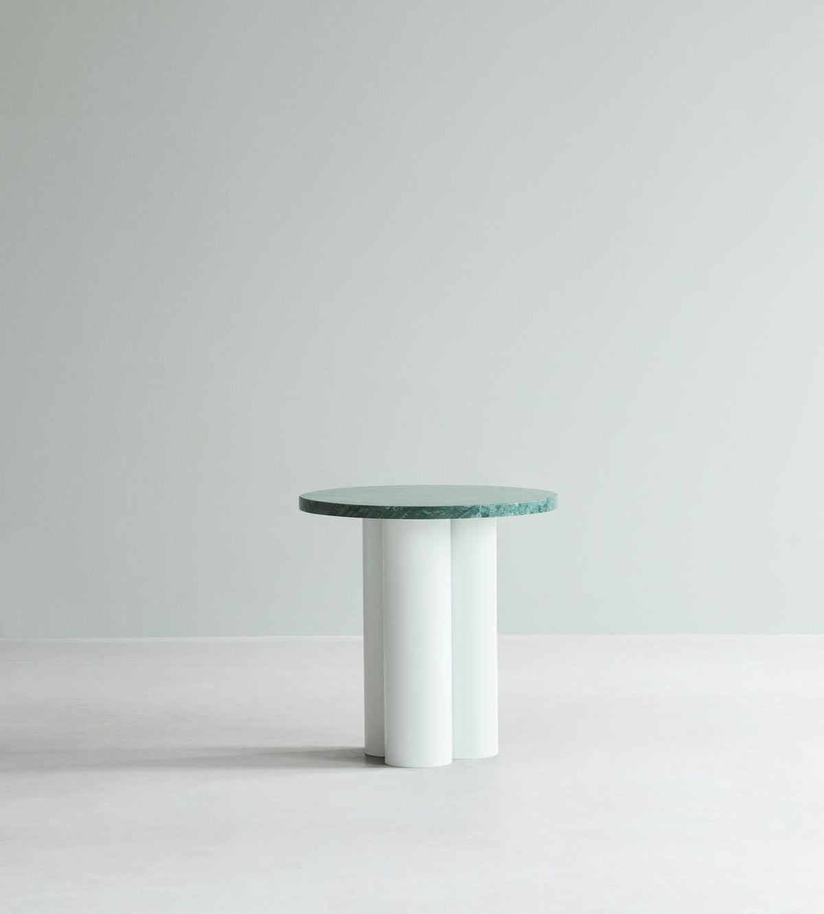Beistelltisch Dit von Normann Copenhagen mit runder Tischplatte aus Stein in Sand Travertine Light, getragen von drei zylindrischen Stahlbeinen.