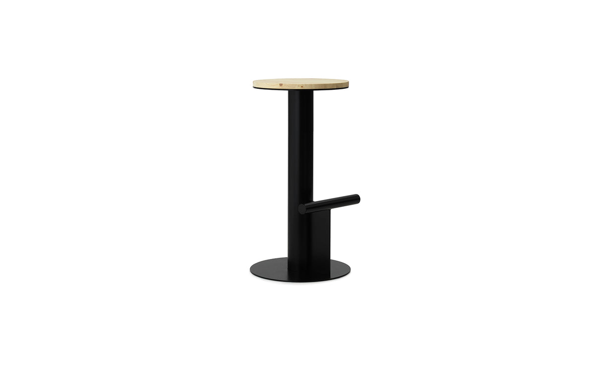 Pole Barhocker in Kiefer/Schwarz präsentiert im Onlineshop von KAQTU Design AG. Barhocker ist von Normann Copenhagen
