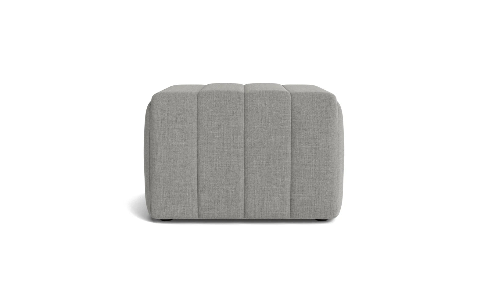 Entdecken Sie den Scene Pouf Klein Remix von Normann Copenhagen – ein stilvolles Möbelstück, das Komfort und Eleganz in jeden Raum bringt.