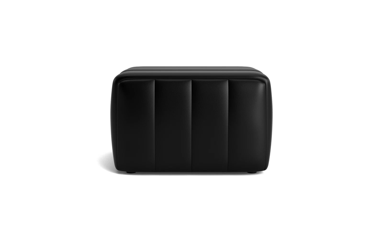 Erleben Sie den Scene Pouf Klein Ultra von Normann Copenhagen – ein elegantes Designstück, das Komfort und Stil harmonisch vereint.
