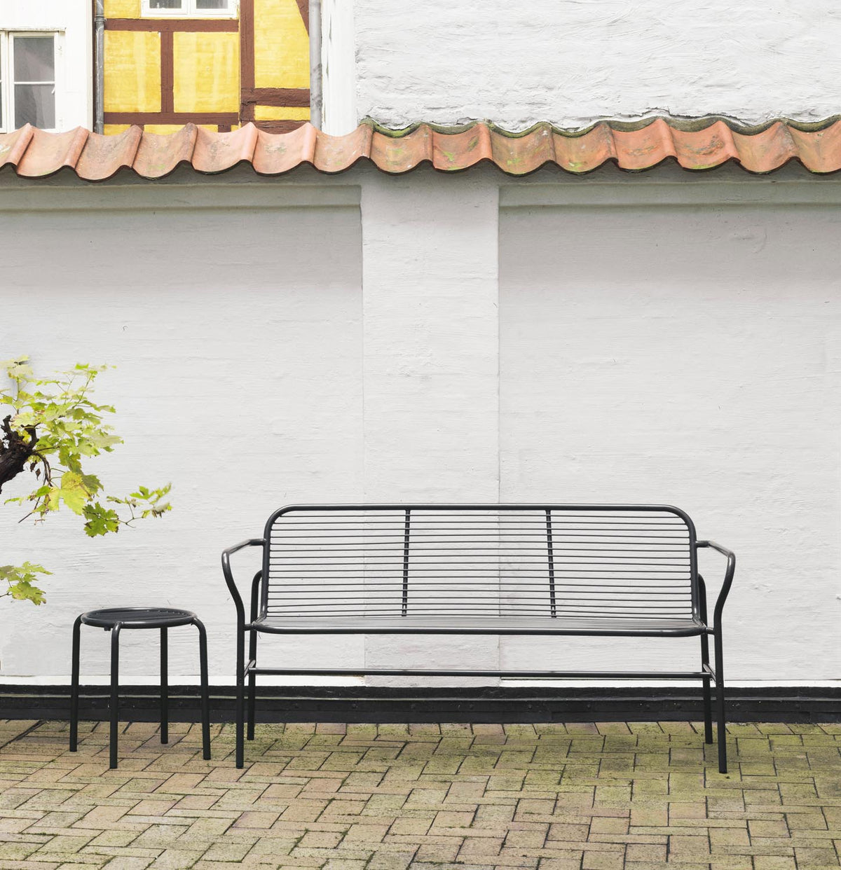 Foto einer schwarzen Vig Esszimmerbank von Normann Copenhagen aus doppelt pulverbeschichtetem Stahl mit schlichtem Gestell für den Aussenbereich.