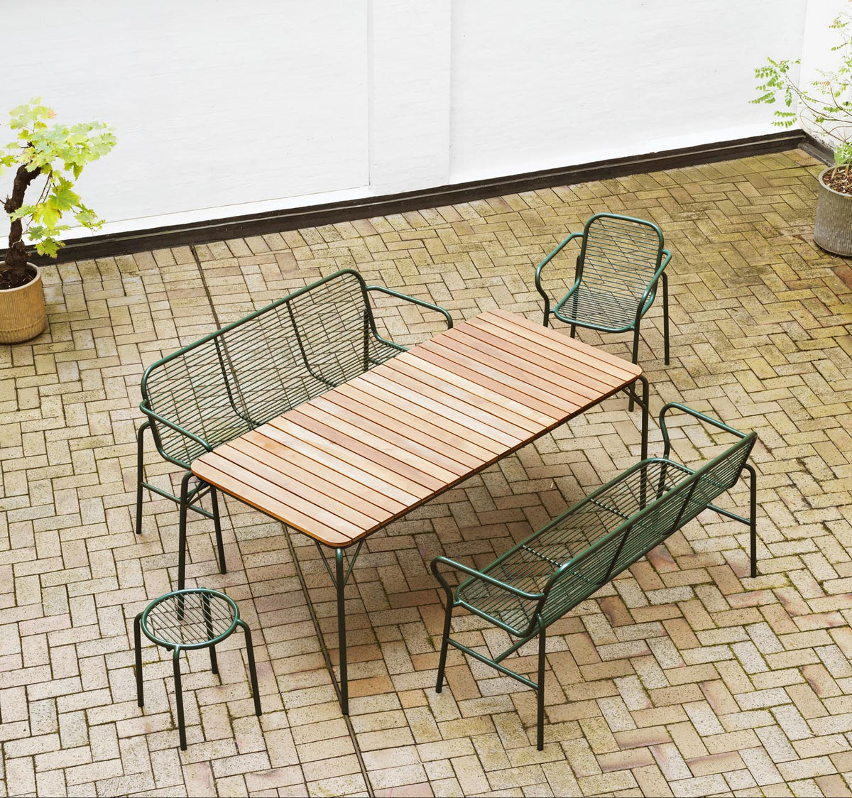 Schwarzer Vig Hocker aus doppelt pulverbeschichtetem Stahl mit runder Sitzfläche und schlanken Beinen, Outdoor-Möbel von Normann Copenhagen.