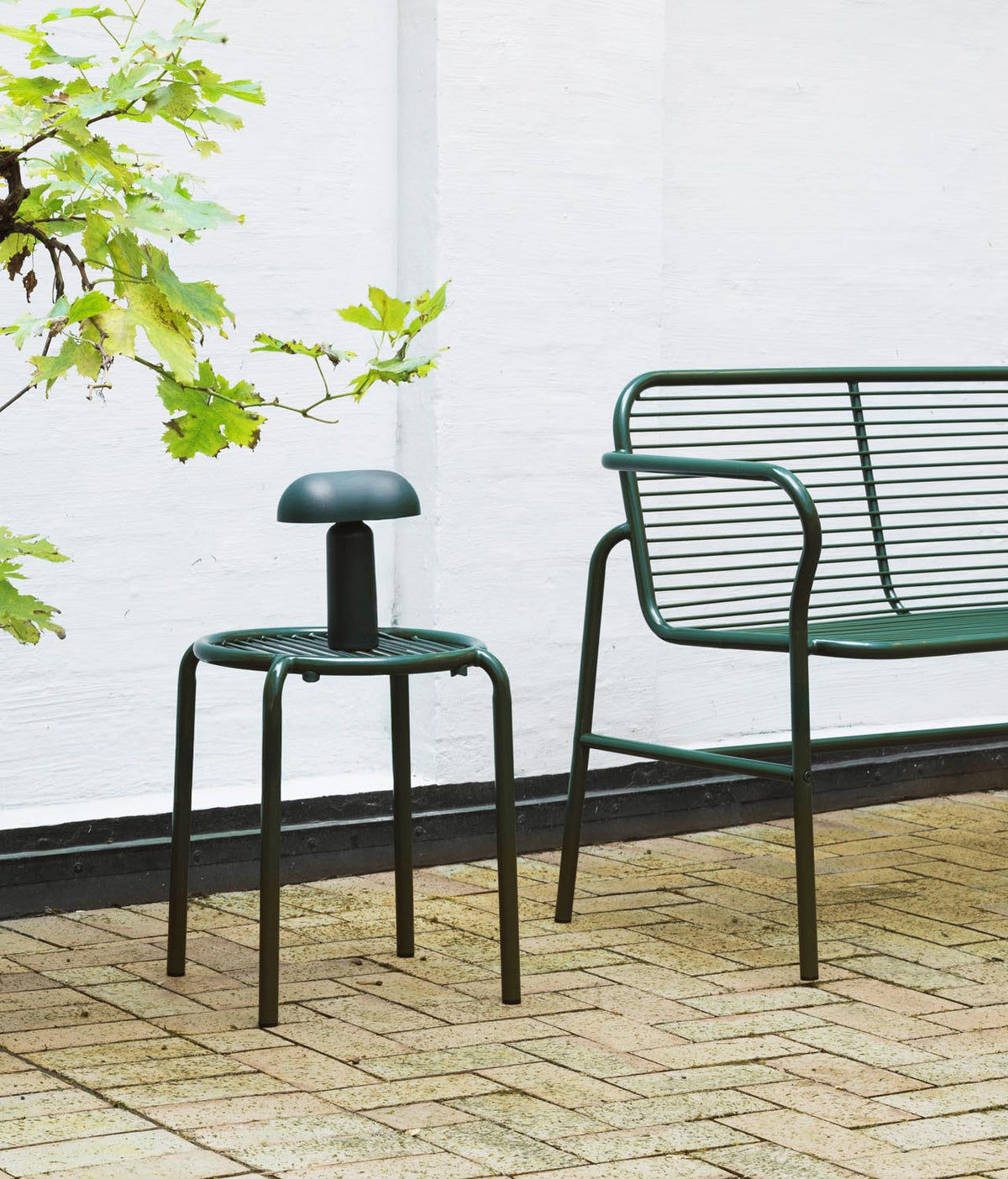 Schwarzer Vig Hocker aus doppelt pulverbeschichtetem Stahl mit runder Sitzfläche und schlanken Beinen, Outdoor-Möbel von Normann Copenhagen.