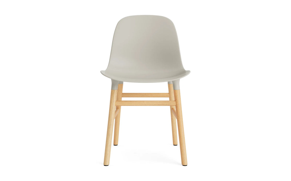 Form Stuhl Hellgrau/Eiche in Hellgrau mit Eiche präsentiert im Onlineshop von KAQTU Design AG. Stuhl ist von Normann Copenhagen