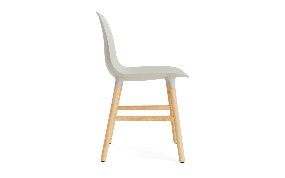 Form Stuhl Hellgrau/Eiche in Hellgrau mit Eiche präsentiert im Onlineshop von KAQTU Design AG. Stuhl ist von Normann Copenhagen