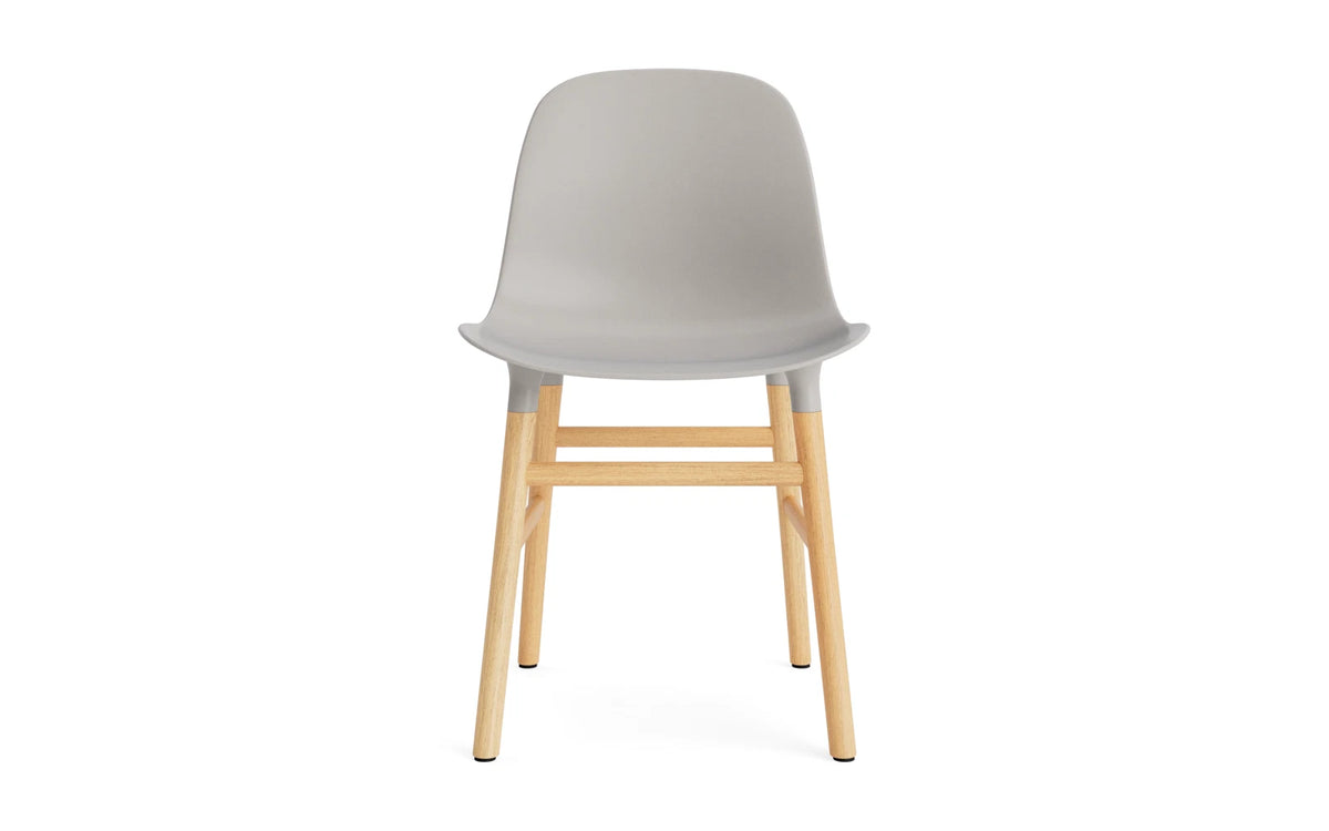 Form Stuhl Warmes Grau/Eiche in Warmes Grau mit Eiche präsentiert im Onlineshop von KAQTU Design AG. Stuhl ist von Normann Copenhagen