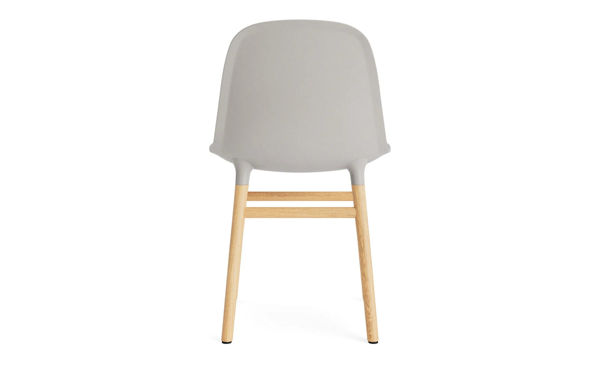 Form Stuhl Warmes Grau/Eiche in Warmes Grau mit Eiche präsentiert im Onlineshop von KAQTU Design AG. Stuhl ist von Normann Copenhagen