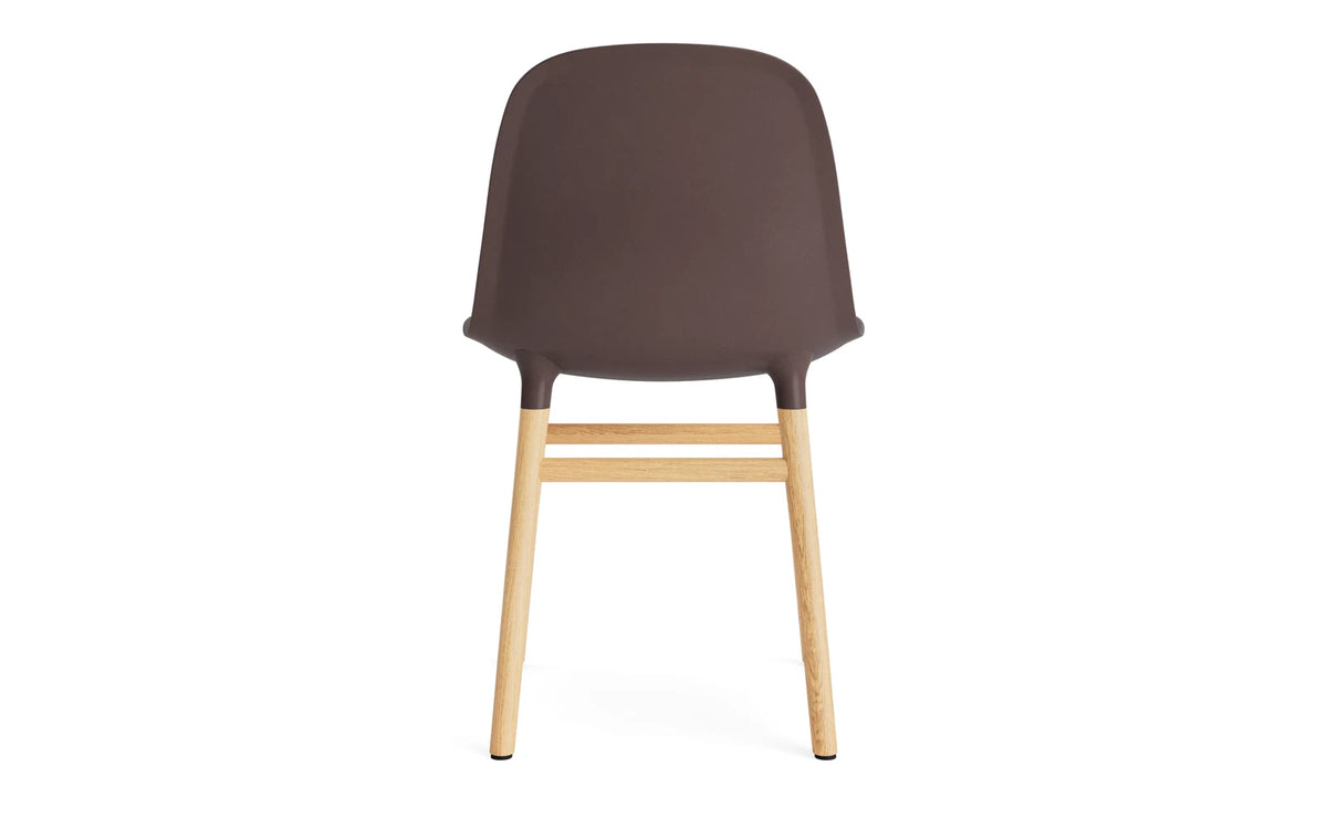 Form Stuhl Braun/Eiche in Braun mit Eiche präsentiert im Onlineshop von KAQTU Design AG. Stuhl ist von Normann Copenhagen