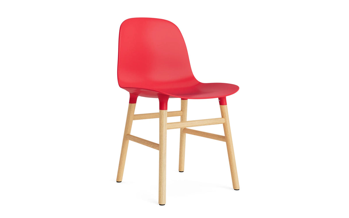 Form Stuhl Leuchtendes Rot/Eiche in Leuchtendes Rot mit Eiche präsentiert im Onlineshop von KAQTU Design AG. Stuhl ist von Normann Copenhagen