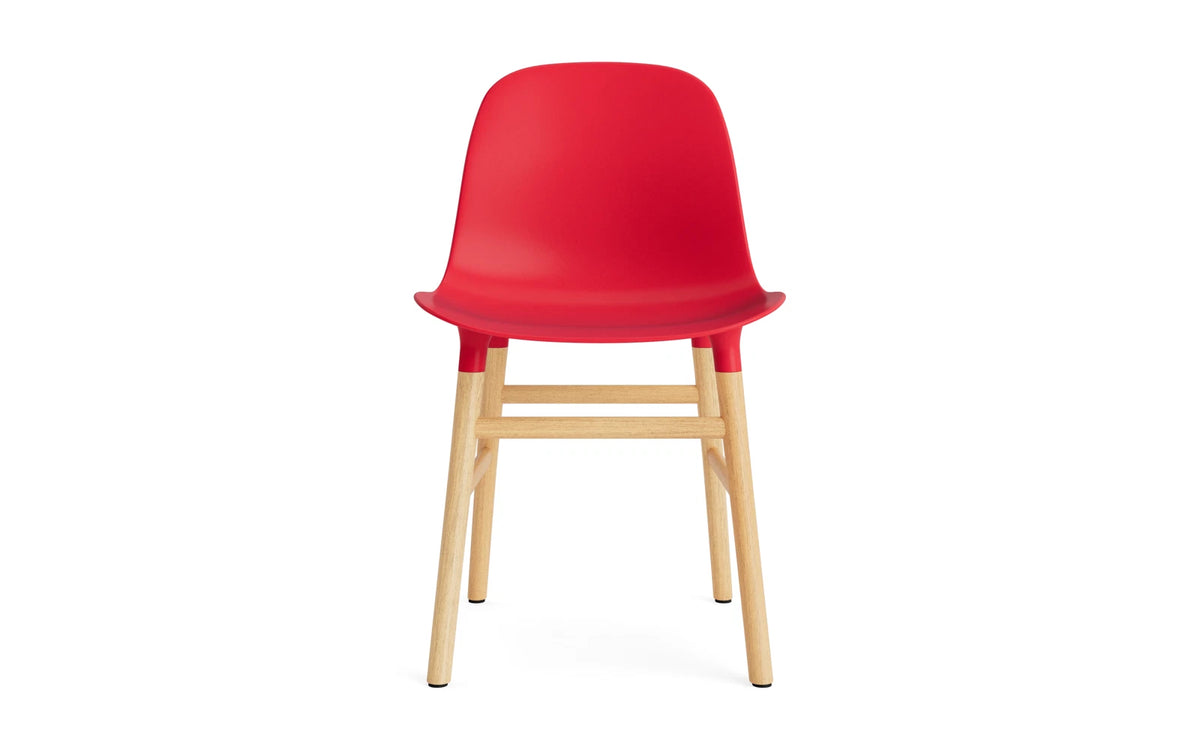 Form Stuhl Leuchtendes Rot/Eiche in Leuchtendes Rot mit Eiche präsentiert im Onlineshop von KAQTU Design AG. Stuhl ist von Normann Copenhagen