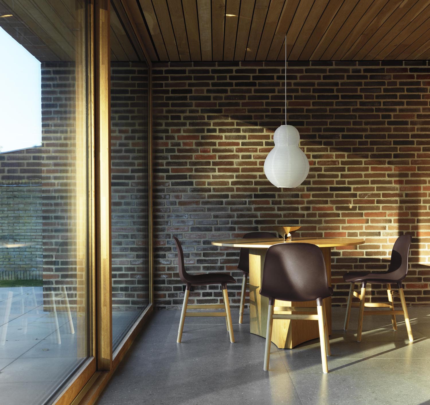 Erleben Sie den Form Stuhl in strahlendem Rot und Eiche von Normann Copenhagen – ein elegantes Möbelstück, das Komfort und Stil vereint.