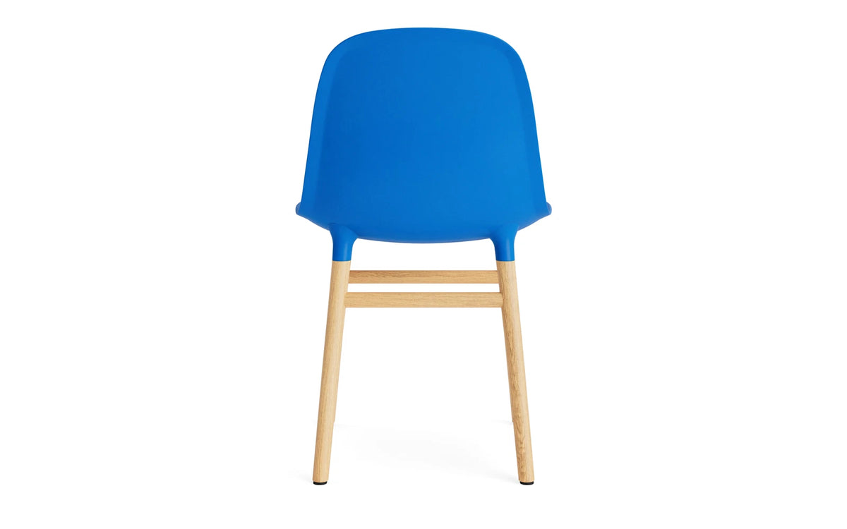 Form Stuhl Leuchtendes Blau/Eiche in Leuchtendes Blau mit Eiche präsentiert im Onlineshop von KAQTU Design AG. Stuhl ist von Normann Copenhagen