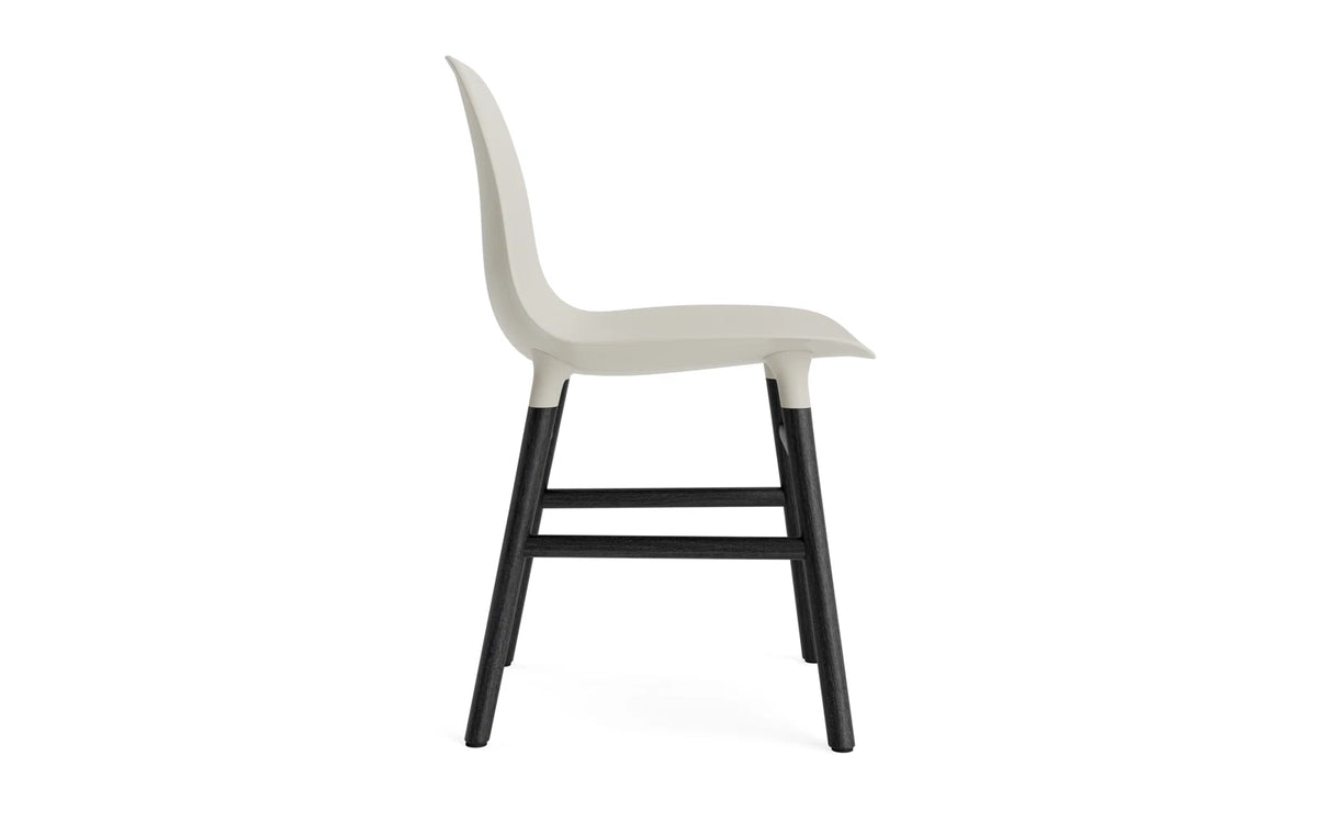 Form Stuhl Hellgrau/schwarz in Hellgrau präsentiert im Onlineshop von KAQTU Design AG. Stuhl ist von Normann Copenhagen