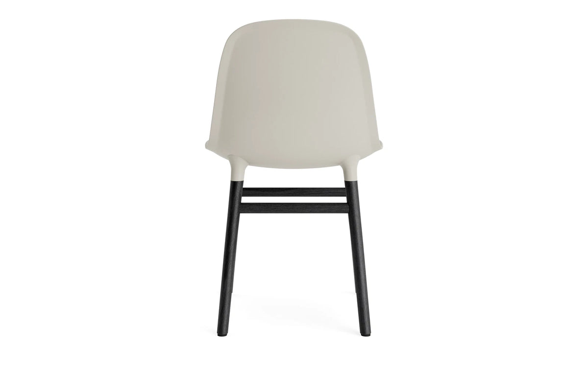 Form Stuhl Hellgrau/schwarz in Hellgrau präsentiert im Onlineshop von KAQTU Design AG. Stuhl ist von Normann Copenhagen