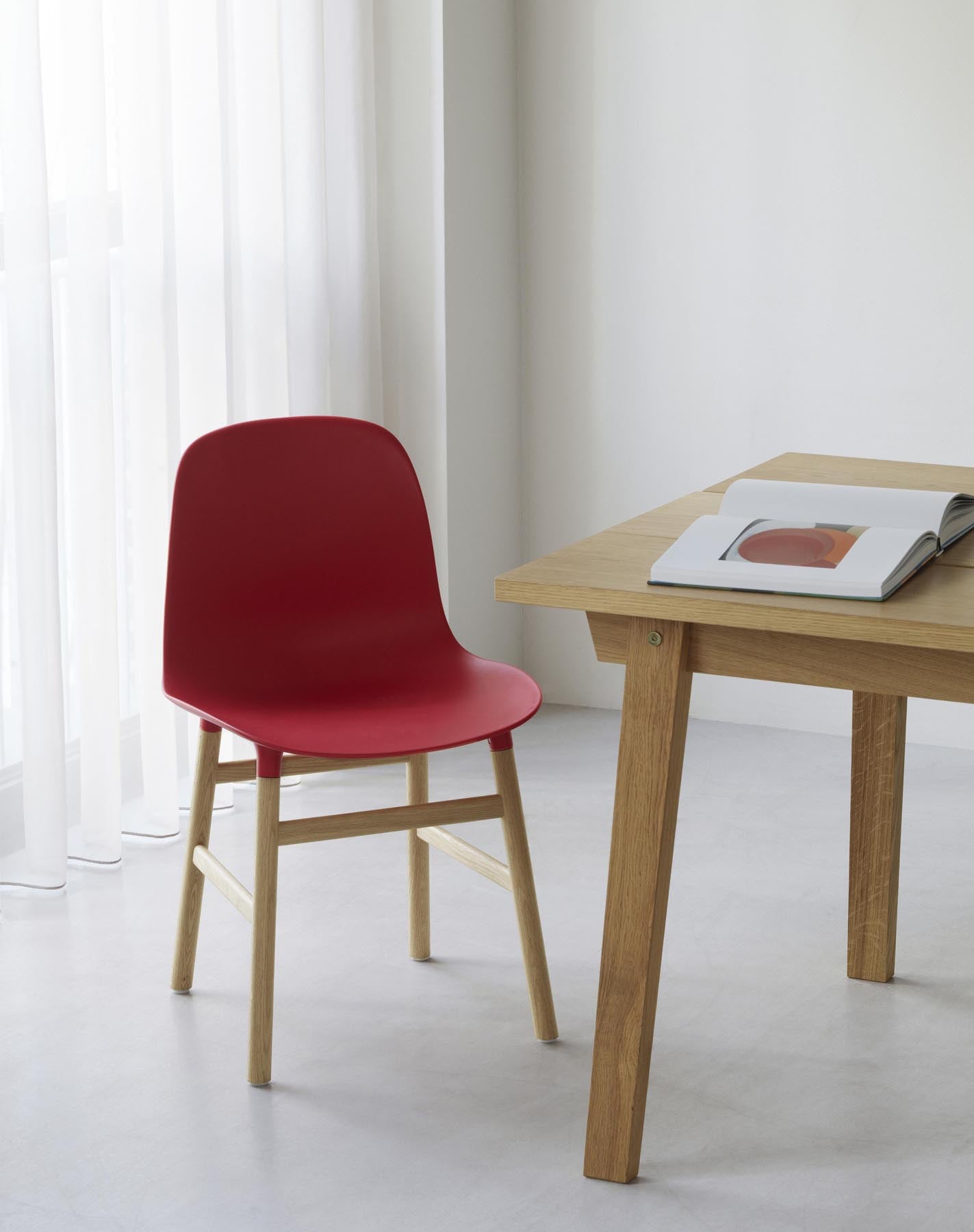 Eleganter Form Stuhl in Hellgrau/Schwarz von Normann Copenhagen. Modernes Design trifft auf innovative Funktionalität für jeden Raum.