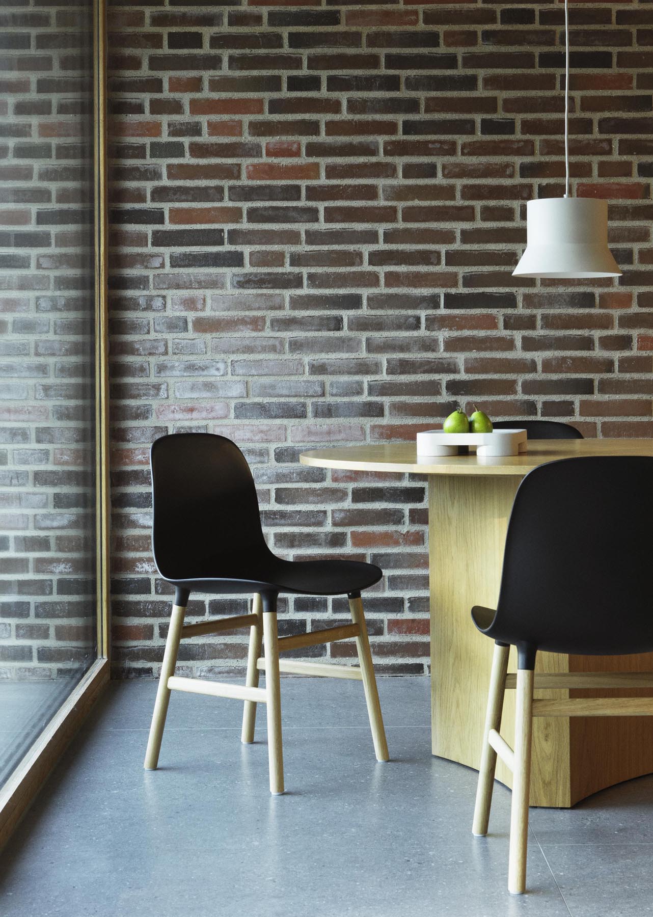 Entdecken Sie den Form Stuhl in warmem Grau und Schwarz von Normann Copenhagen – ein stilvolles Designstück, das Komfort und Eleganz vereint.