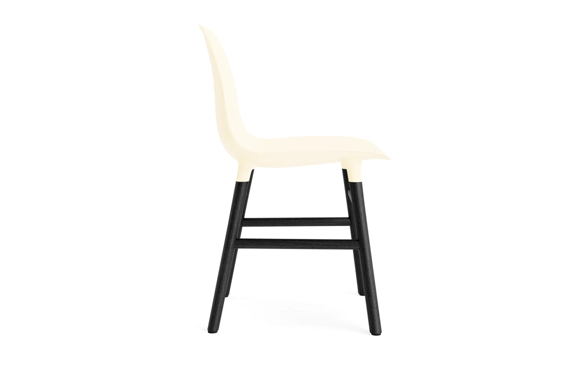 Form Stuhl Creme/schwarz in Creme präsentiert im Onlineshop von KAQTU Design AG. Stuhl ist von Normann Copenhagen