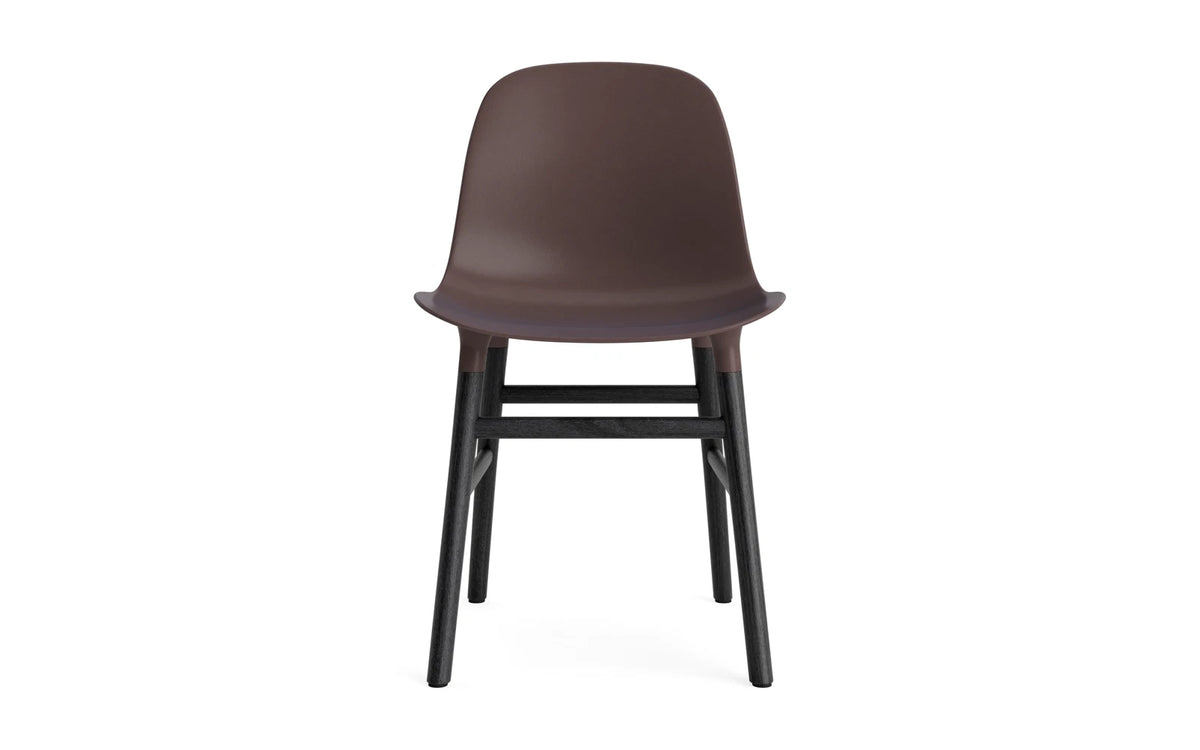 Form Stuhl Braun/schwarz in Braun präsentiert im Onlineshop von KAQTU Design AG. Stuhl ist von Normann Copenhagen
