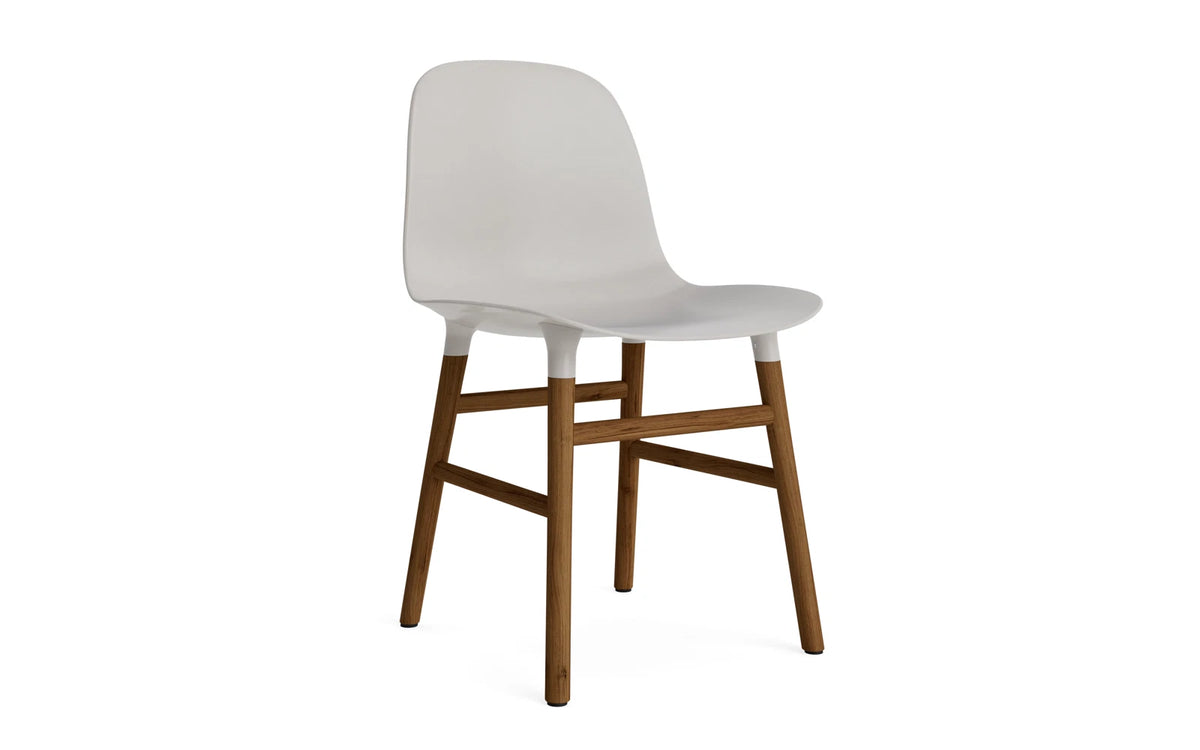Form Stuhl Warmes Grau/Walnuss in Warmes Grau mit Walnuss präsentiert im Onlineshop von KAQTU Design AG. Stuhl ist von Normann Copenhagen