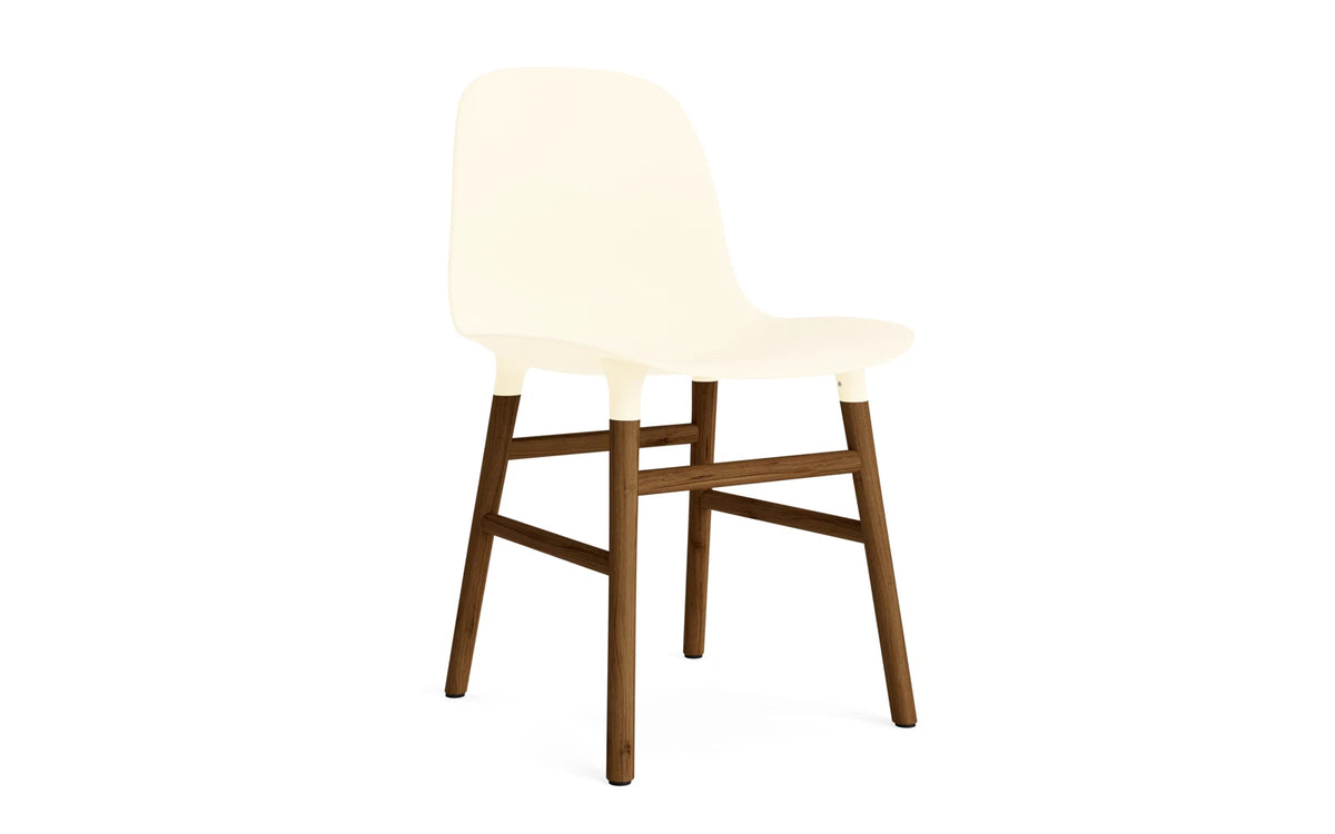 Form Stuhl Creme/Walnuss in Creme mit Walnuss präsentiert im Onlineshop von KAQTU Design AG. Stuhl ist von Normann Copenhagen