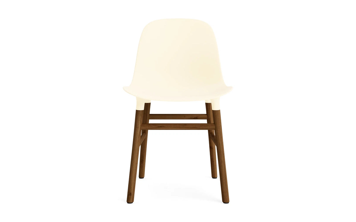 Form Stuhl Creme/Walnuss in Creme mit Walnuss präsentiert im Onlineshop von KAQTU Design AG. Stuhl ist von Normann Copenhagen