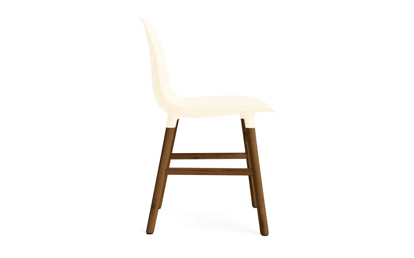 Entdecken Sie den Form Stuhl Creme/Walnuss von Normann Copenhagen – ein zeitloses Möbelstück, das modernes Design und höchsten Komfort vereint.