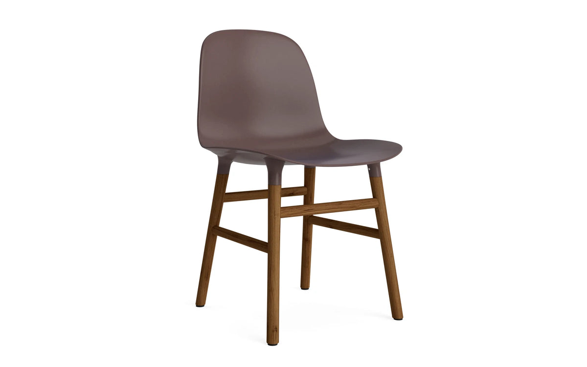Form Stuhl Braun/Walnuss in Braun mit Walnuss präsentiert im Onlineshop von KAQTU Design AG. Stuhl ist von Normann Copenhagen