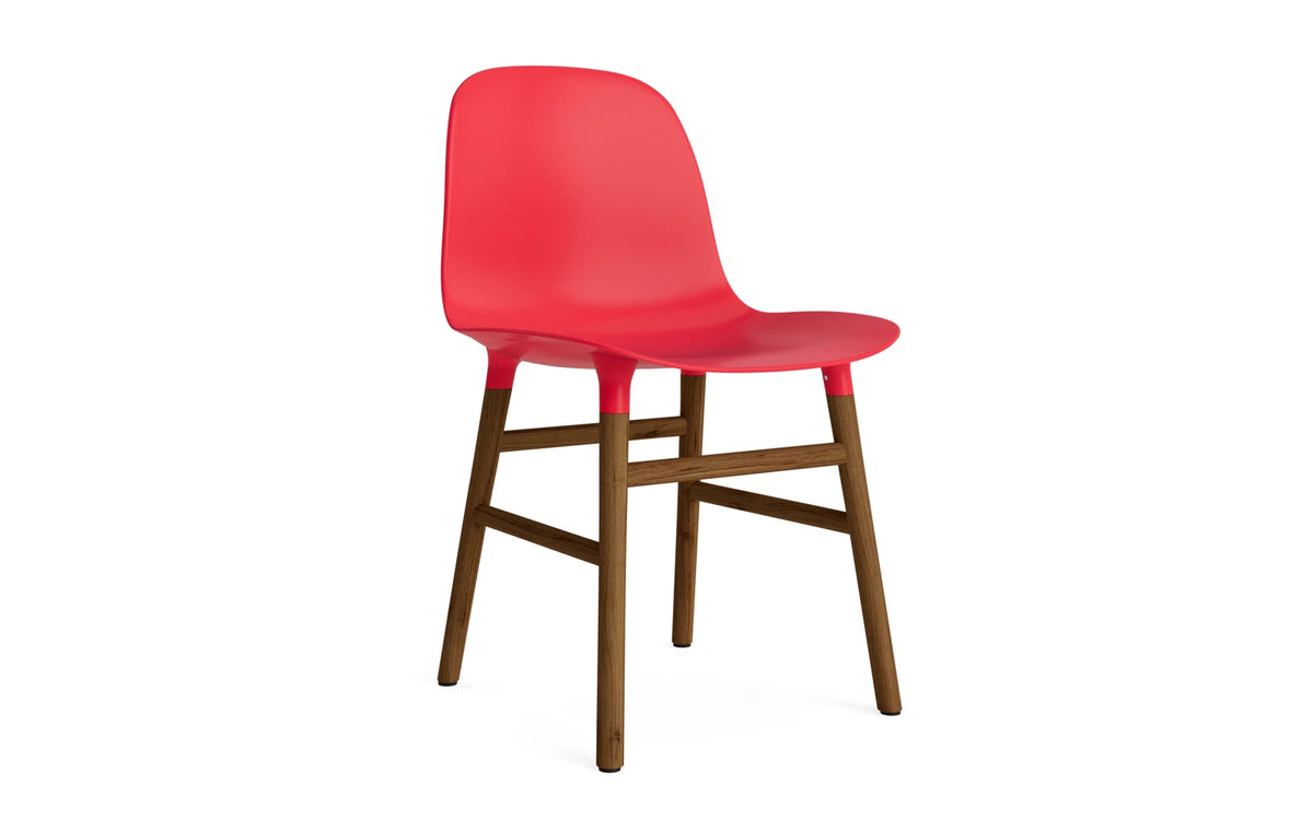 Form Stuhl Leuchtendes Rot/Walnuss in Leuchtendes Rot mit Walnuss präsentiert im Onlineshop von KAQTU Design AG. Stuhl ist von Normann Copenhagen