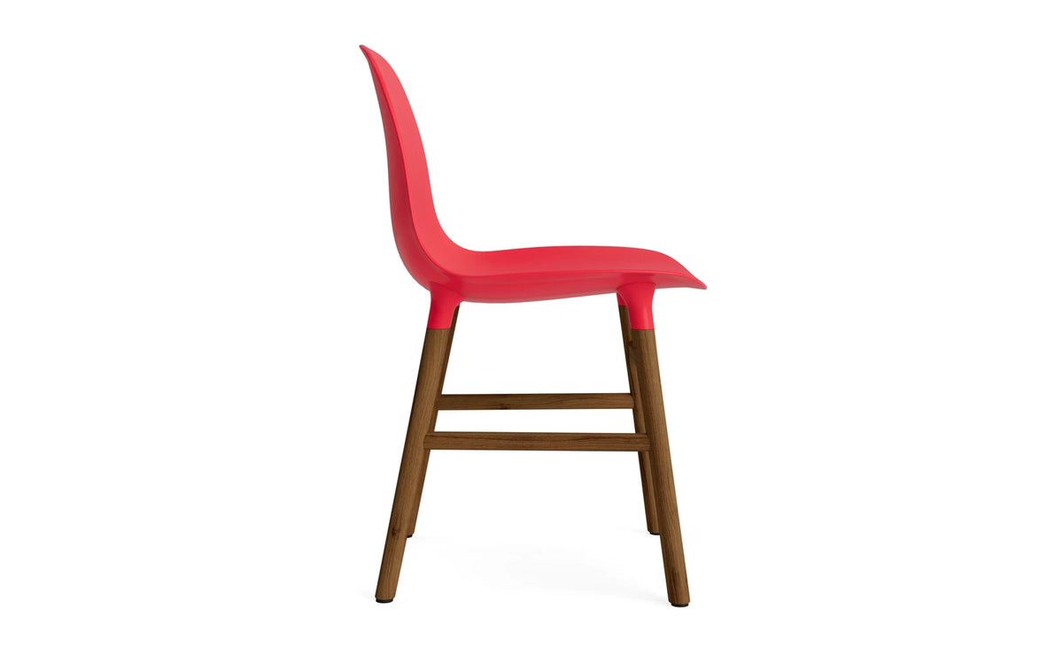 Form Stuhl Leuchtendes Rot/Walnuss in Leuchtendes Rot mit Walnuss präsentiert im Onlineshop von KAQTU Design AG. Stuhl ist von Normann Copenhagen