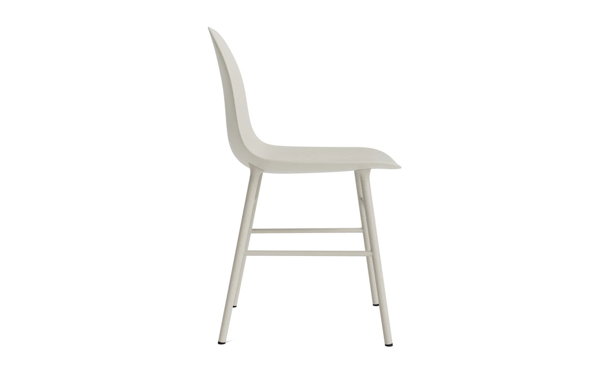 Form Stuhl Hellgrau in Hellgrau präsentiert im Onlineshop von KAQTU Design AG. Stuhl ist von Normann Copenhagen