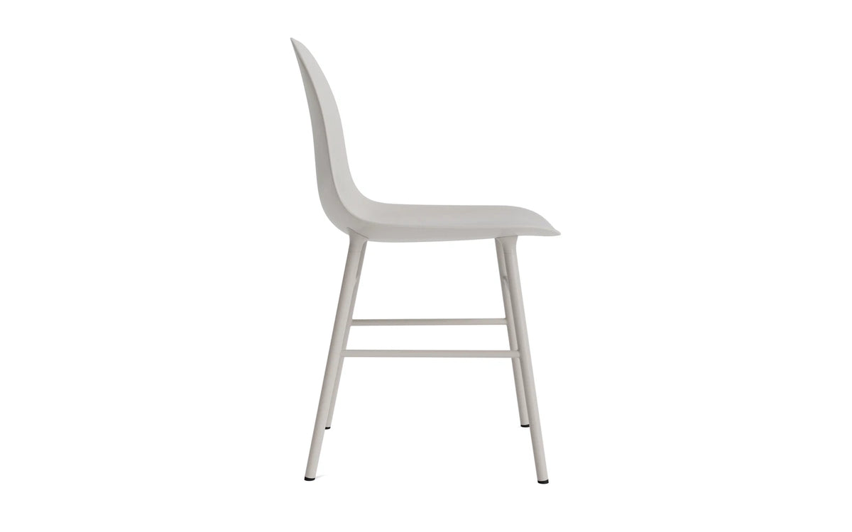Form Stuhl Warmes Grau in Warmes Grau präsentiert im Onlineshop von KAQTU Design AG. Stuhl ist von Normann Copenhagen