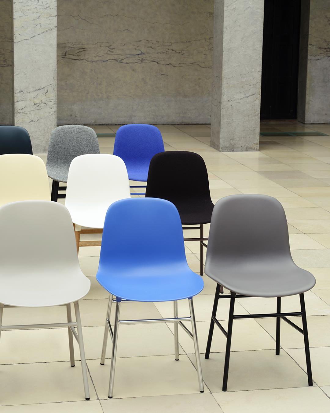 Form Stuhl Warmes Grau in Warmes Grau präsentiert im Onlineshop von KAQTU Design AG. Stuhl ist von Normann Copenhagen