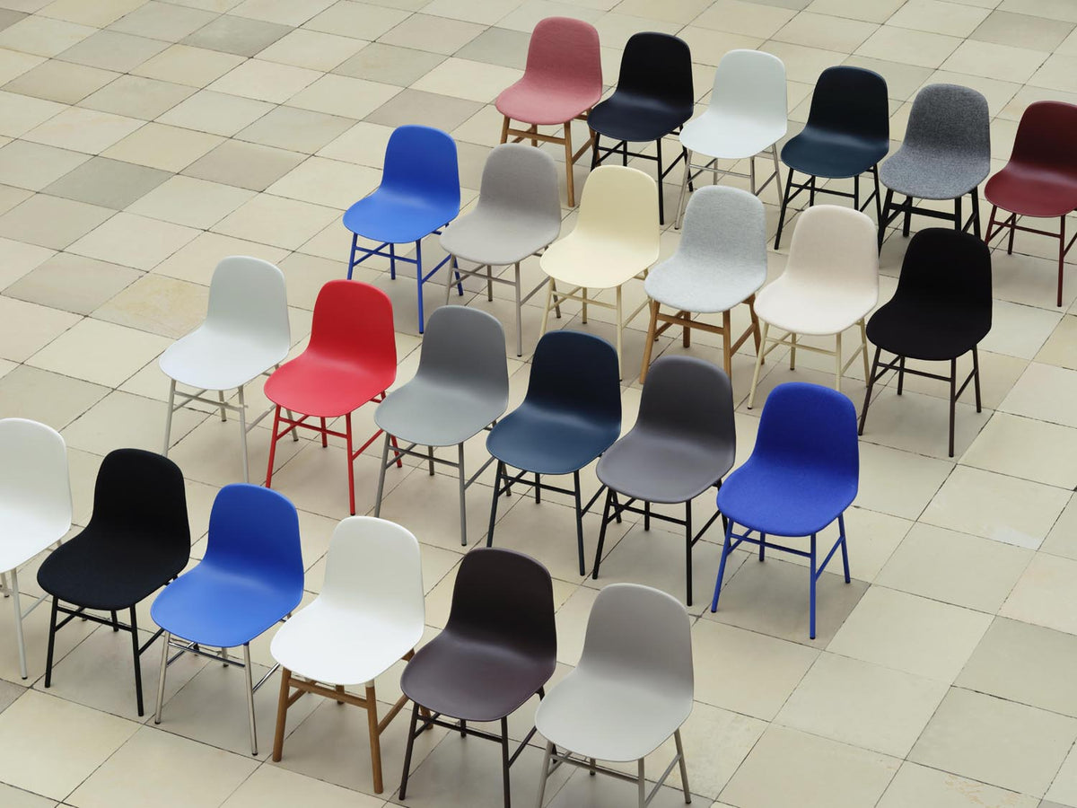 Form Stuhl Warmes Grau in Warmes Grau präsentiert im Onlineshop von KAQTU Design AG. Stuhl ist von Normann Copenhagen