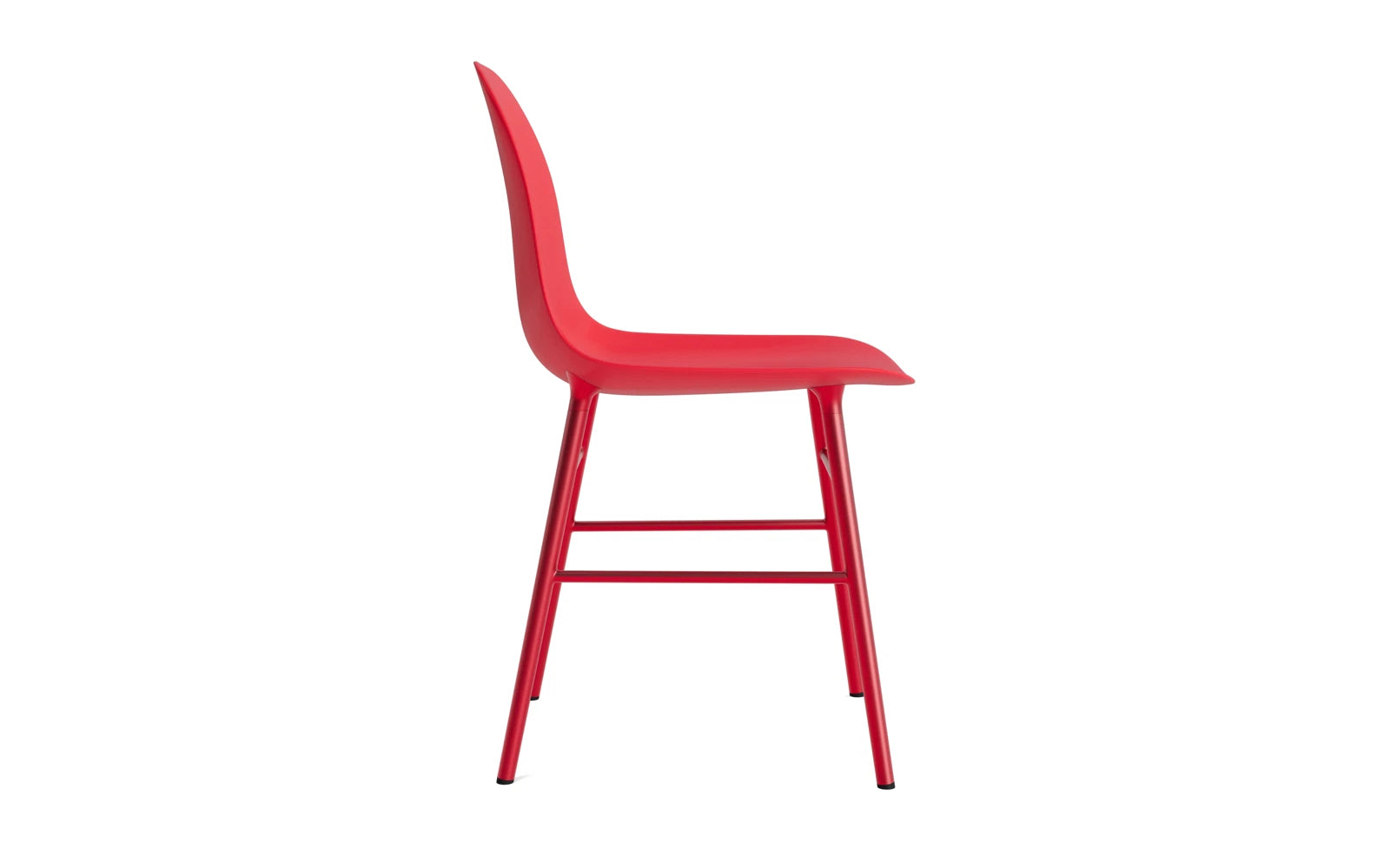 Entdecken Sie den Form Stuhl in leuchtendem Rot von Normann Copenhagen – ein stilvolles Möbelstück, das modernes Design und höchsten Komfort vereint.