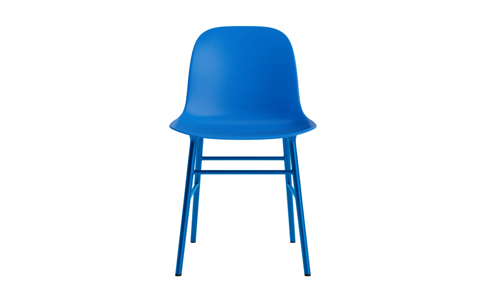 Erleben Sie den Form Stuhl in strahlendem Blau von Normann Copenhagen – ein elegantes Designhighlight für Ihr Zuhause, das Komfort und Stil vereint.