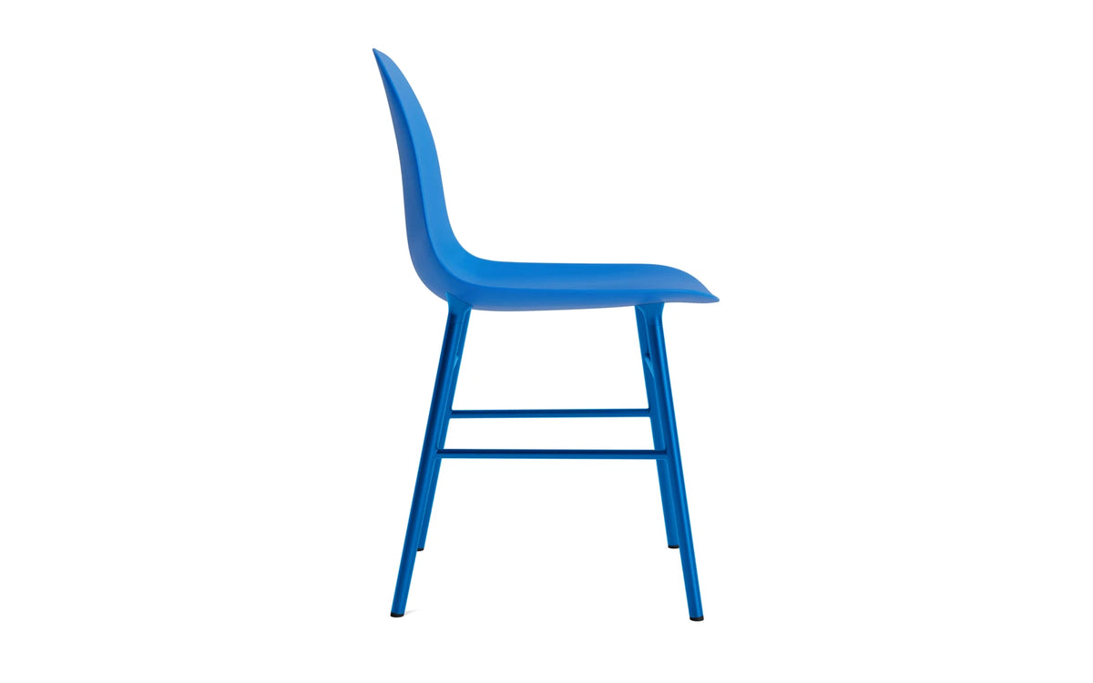 Form Stuhl Leuchtendes Blau in Leuchtendes Blau präsentiert im Onlineshop von KAQTU Design AG. Stuhl ist von Normann Copenhagen
