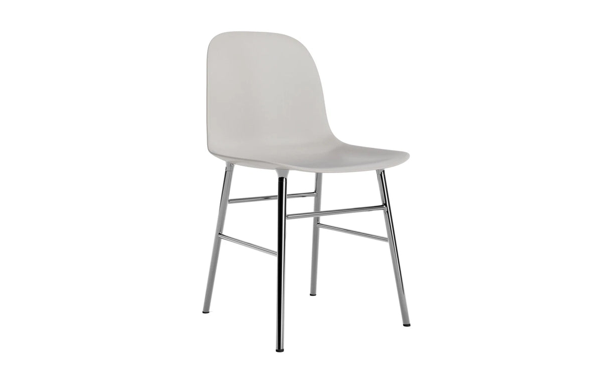 Form Stuhl Warmes Grau/Chrom in Warmes Grau präsentiert im Onlineshop von KAQTU Design AG. Stuhl ist von Normann Copenhagen