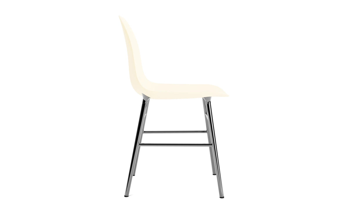 Form Stuhl Creme/Chrom in Creme präsentiert im Onlineshop von KAQTU Design AG. Stuhl ist von Normann Copenhagen