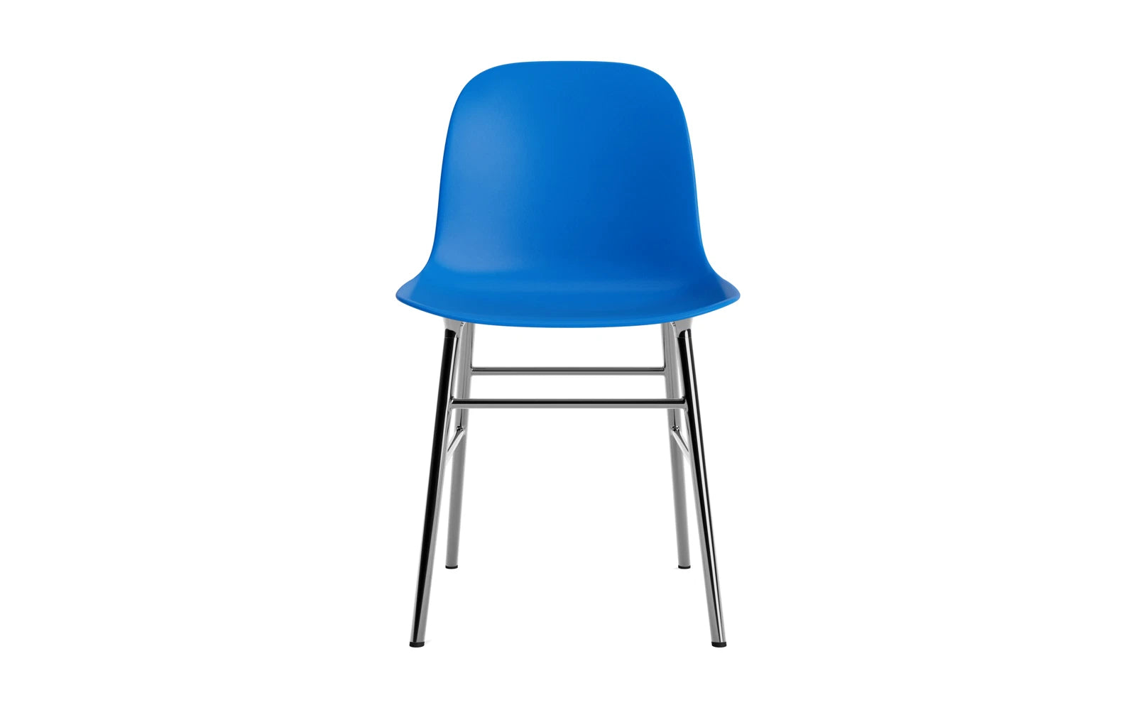 Erleben Sie den Form Stuhl in strahlendem Blau und elegantem Chrom von Normann Copenhagen – ein modernes Möbelstück, das Komfort und Stil vereint.