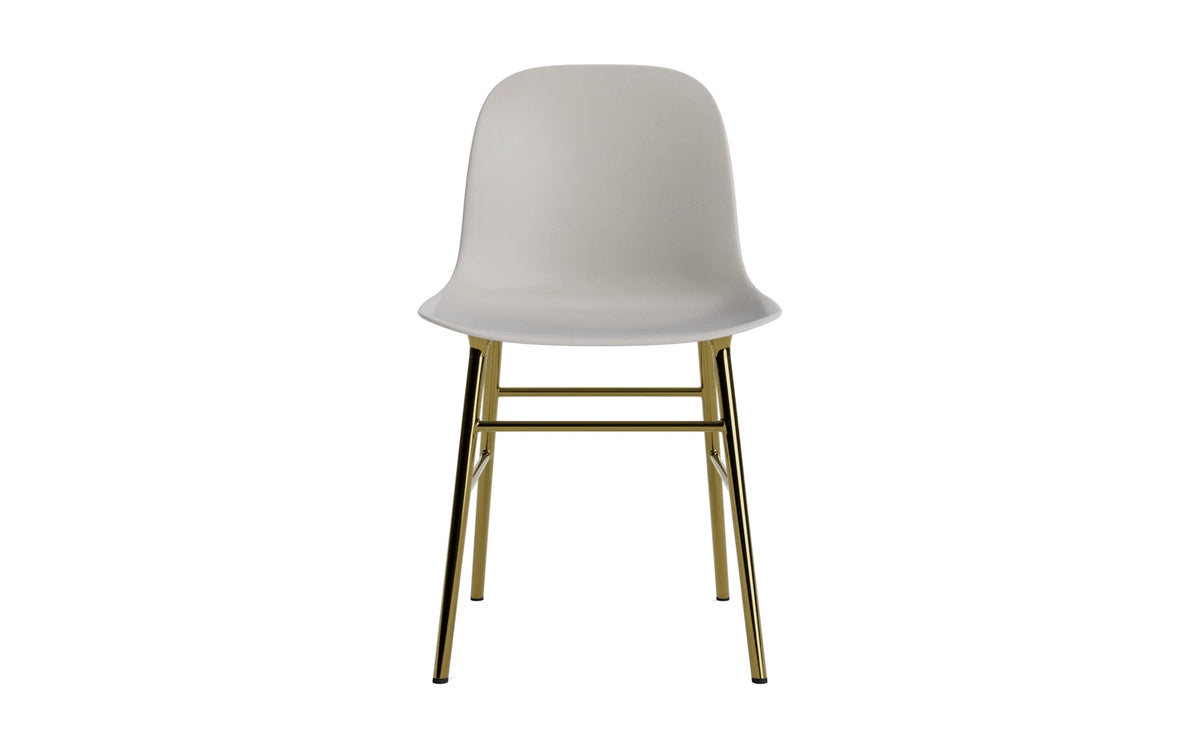 Form Stuhl Messing Warmes Grau in Warmes Grau präsentiert im Onlineshop von KAQTU Design AG. Stuhl ist von Normann Copenhagen